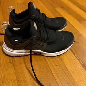 Nike Men's Black and White Sneakers